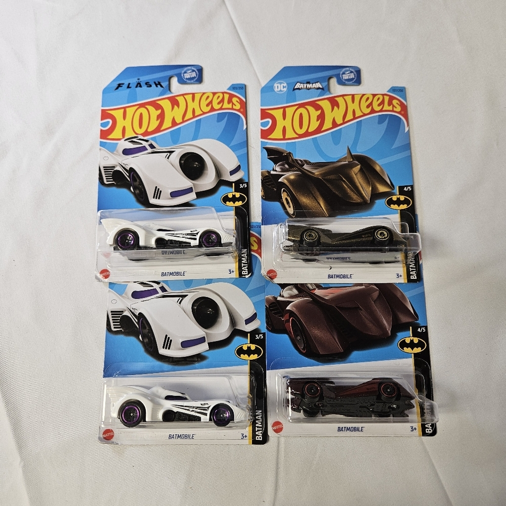 Hot Wheels Batmobile Toy Car Set‎